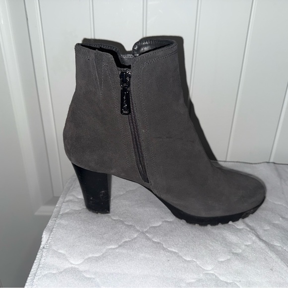 Waterproof Blondo Gray Heeled Boots with Sleek Design from Naturalizer - Picture 2 of 8